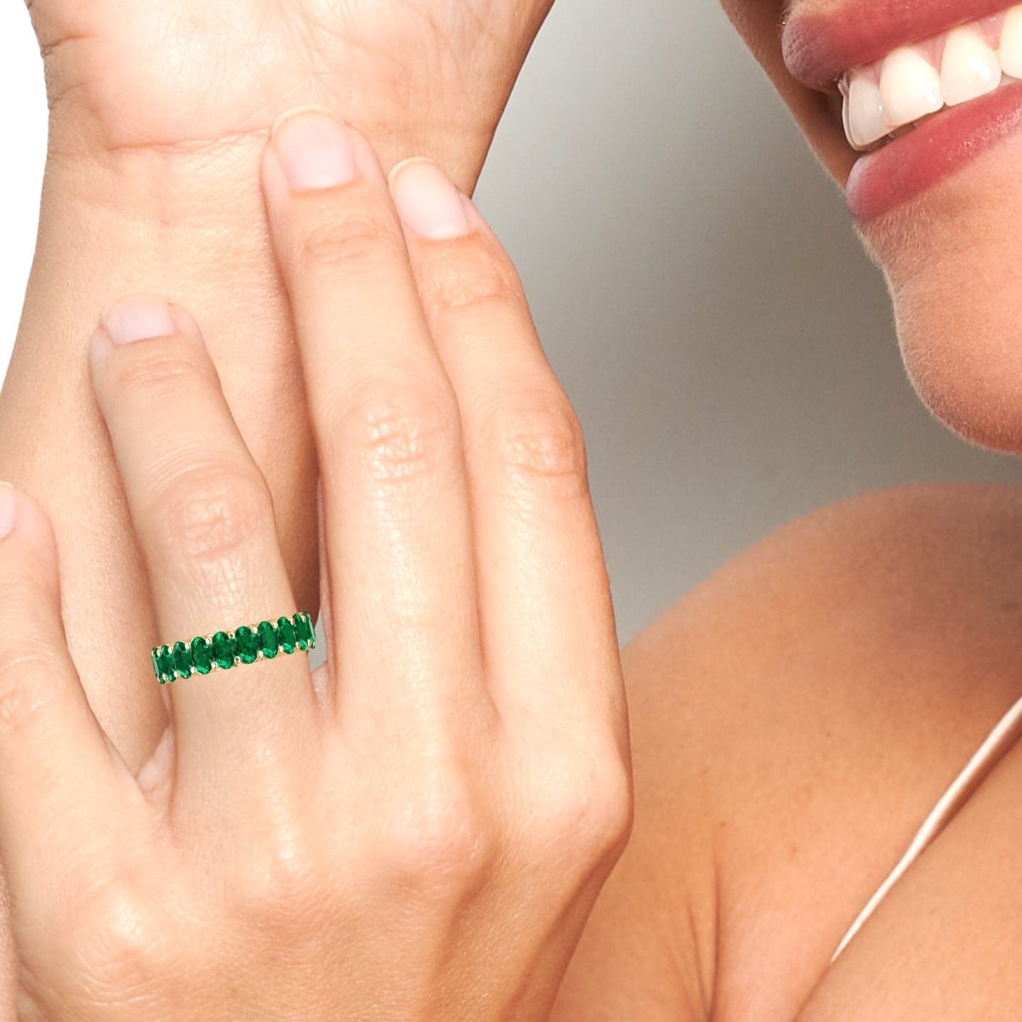 5.25-carat Emerald Full Eternity Band in 14K rose gold, Diana style, hand second view